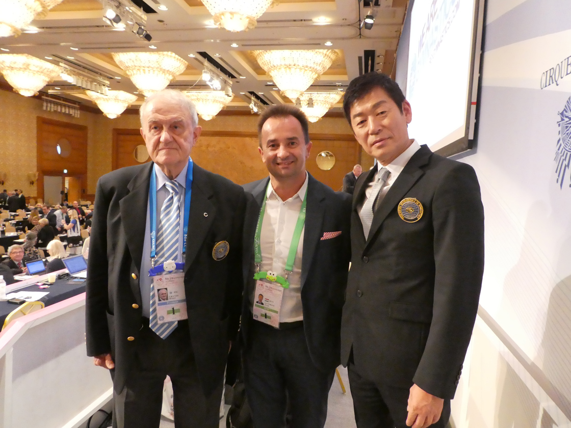 Altorjai Sándor Bruno Grandival - aki húsz éven át volt a FIG elnöke - és Morinari Watanabe - most megválasztott FIG elnökkel