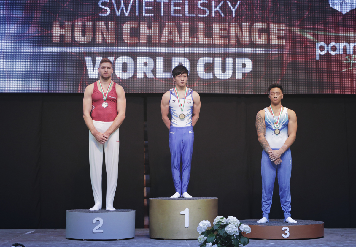 Vecsernyés Dávid ezüstérmesként a dobogón a 2018-as Swietelsky Hun Challenge World Cup-on, a világkupa-sorozat magyarországi állomásán