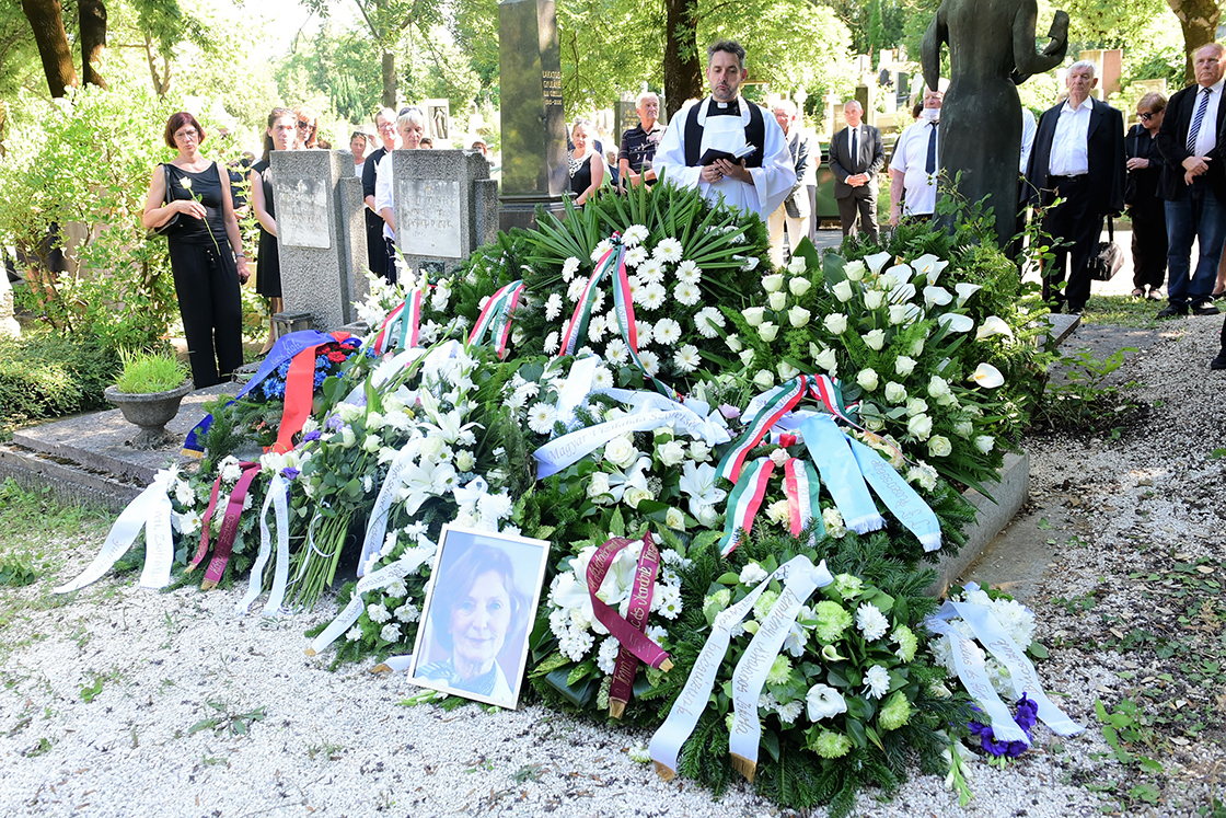 Tass Olga temetése