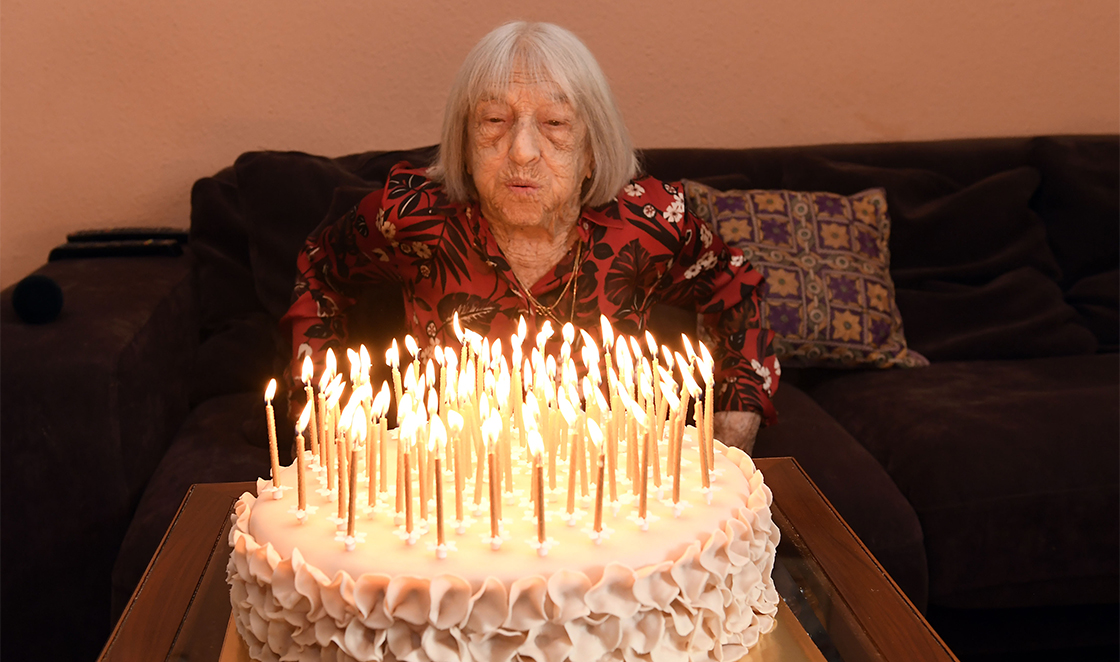 Keleti Ágnes 100. születésnapján a 100 gyertyás tortával
