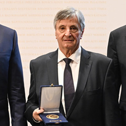 MOB-éremmel tüntették ki dr. Magyar Zoltánt – állva tapsolta a közgyűlés a Nemzet Sportolóját